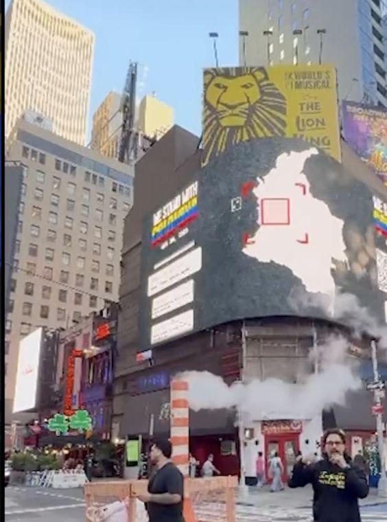Colombianos en NY frente a la pantalla de la campaña en Times Square