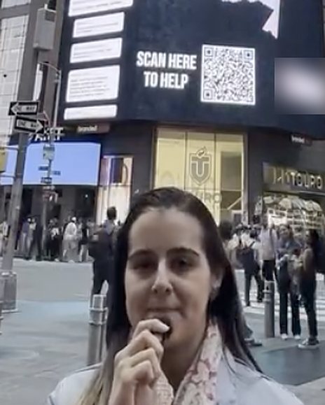 Entrevista frente a la pantalla de Nasdaq, Times Square